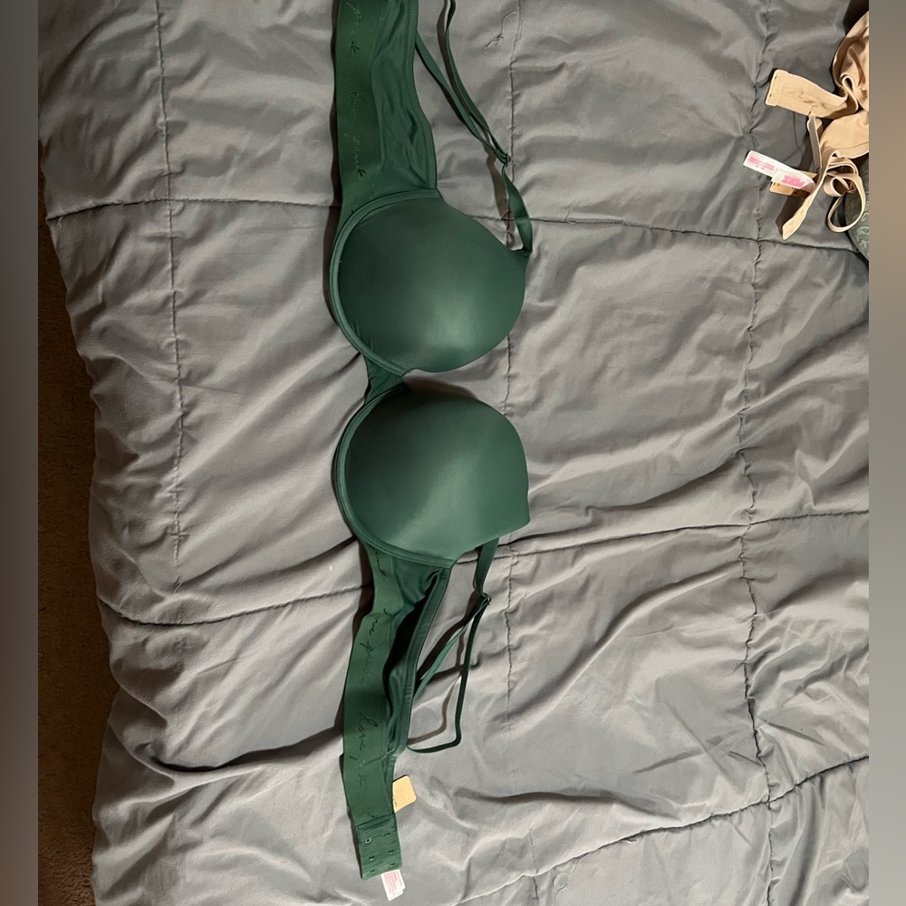 NWT Victoria Secret bra. Size 42B